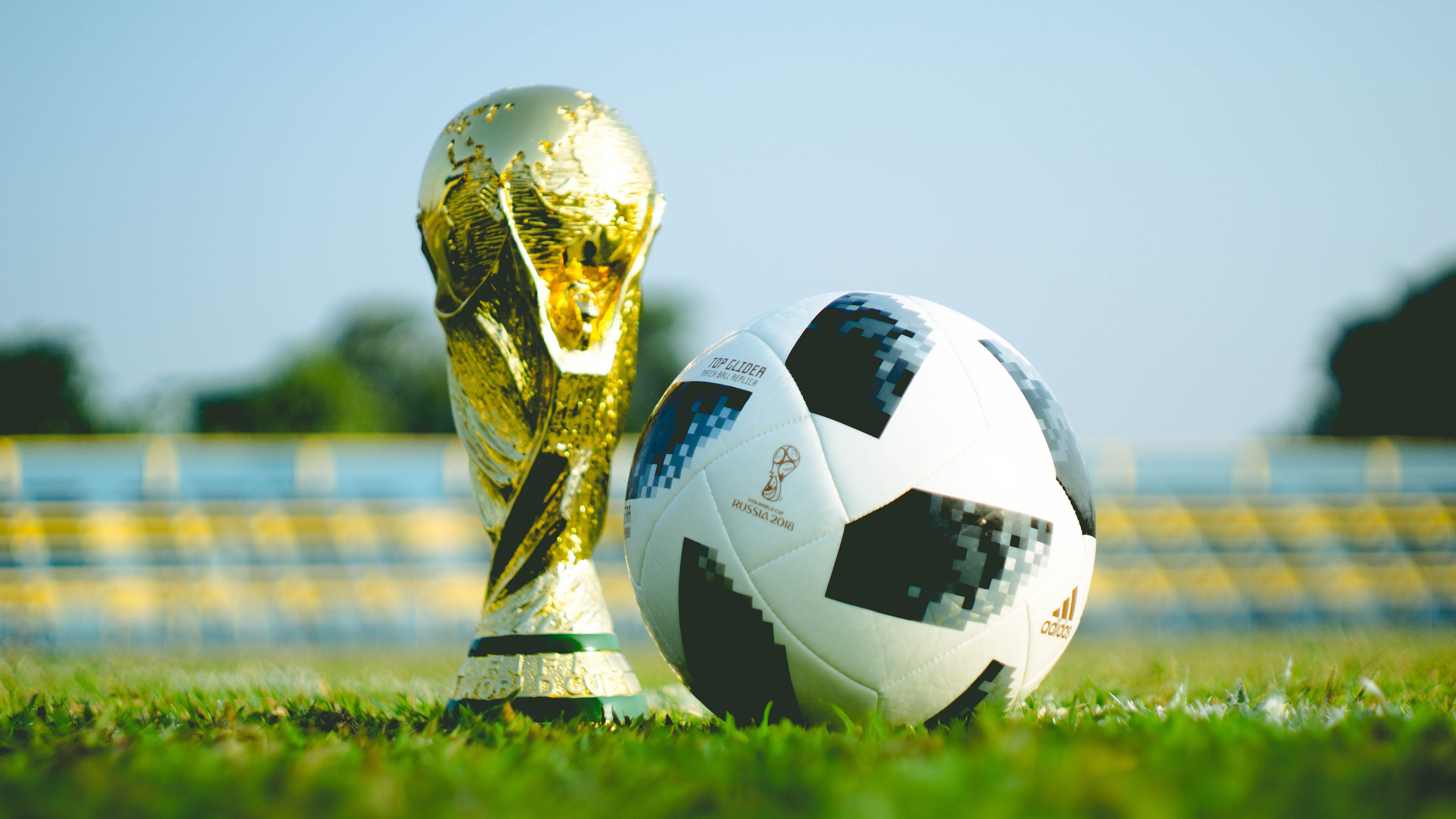 开云官方-梅西五连胜领跑积分榜，巴黎圣日耳曼主帅陷下课危机，辉煌与动荡并存的法甲豪门，梅西五连胜领跑积分榜，巴黎圣日耳曼主帅陷下课危机——法甲豪门辉煌与动荡并存